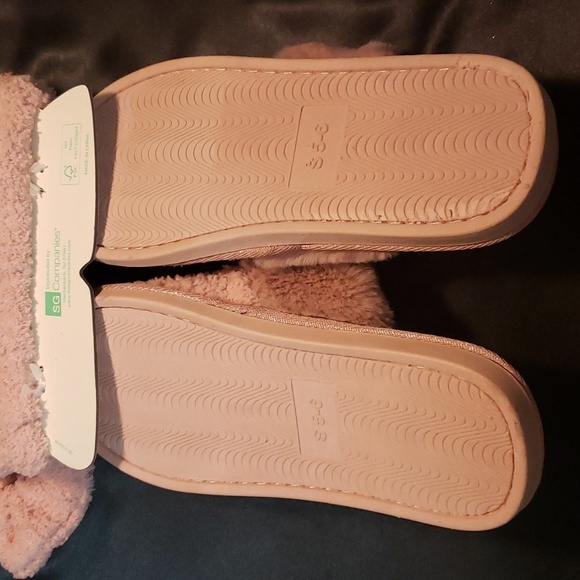 Honeydew Bedtime Essentials Gift Set; slippers, scrunchie, hair band - Picture 4 of 4